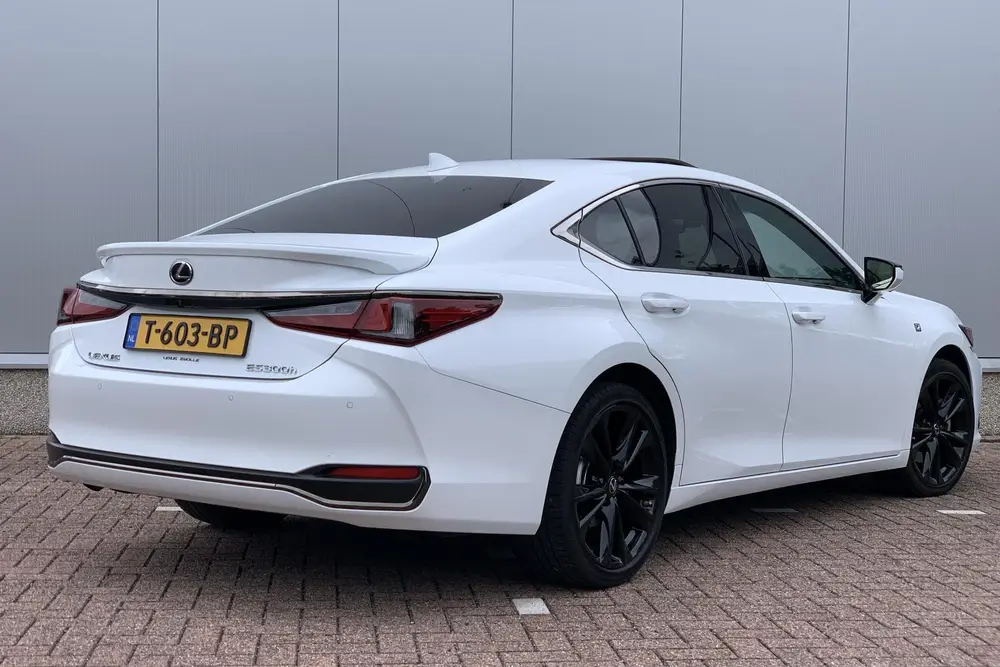 Lexus ES 300h F Sport Line uit 2023, foto 2