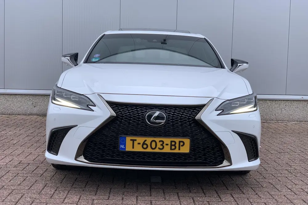 Lexus ES 300h F Sport Line uit 2023, foto 3