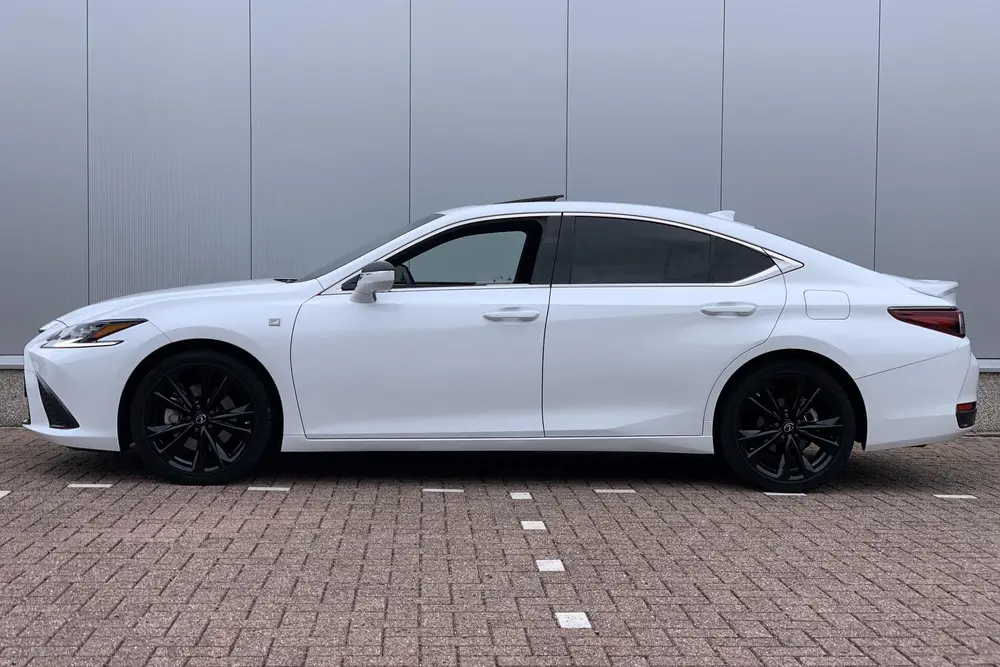 Lexus ES 300h F Sport Line uit 2023, foto 4