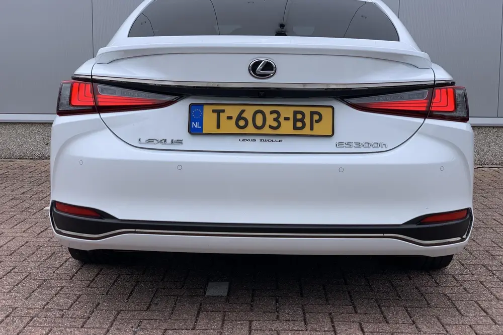Lexus ES 300h F Sport Line uit 2023, foto 5
