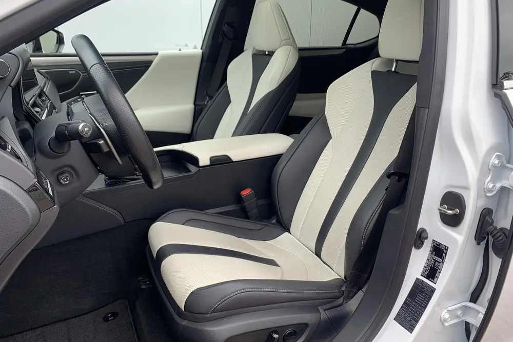 Lexus ES 300h F Sport Line uit 2023, foto 7