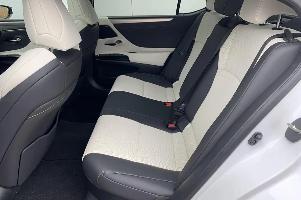 Lexus ES 300h F Sport Line uit 2023, foto 8