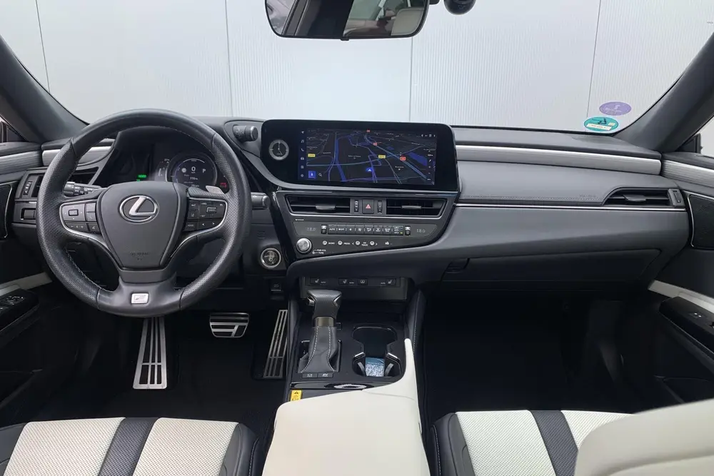 Lexus ES 300h F Sport Line uit 2023, foto 9