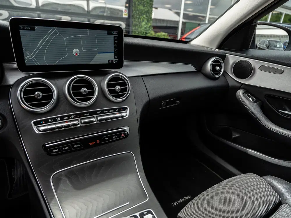 Mercedes-Benz C-Klasse 180 d Premium Pack uit 2020, foto 2