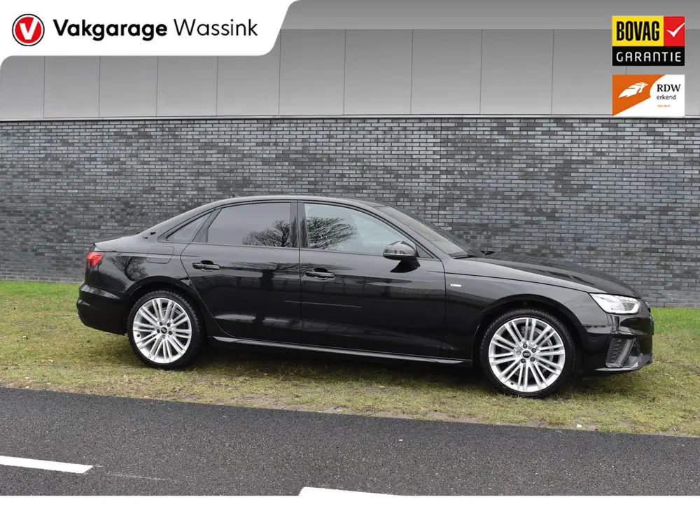 Audi A4 35 TFSI S-line 2.0 Mild Hybrid S-line blac uit 2023