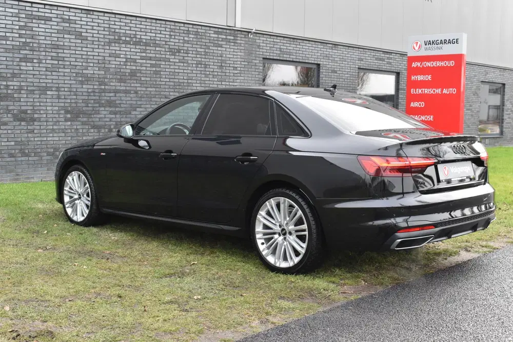 Audi A4 35 TFSI S-line 2.0 Mild Hybrid S-line blac uit 2023, foto 18