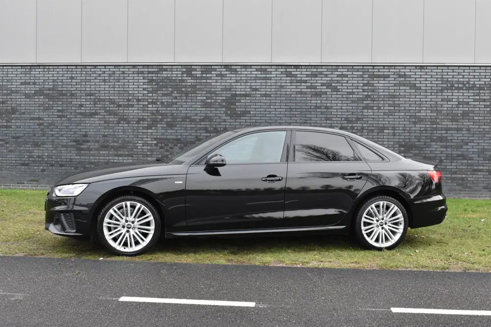 Audi A4 35 TFSI S-line 2.0 Mild Hybrid S-line blac uit 2023, foto 2