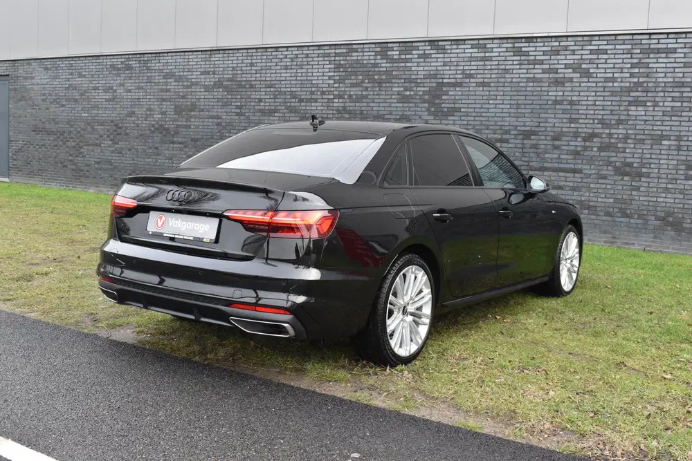 Audi A4 35 TFSI S-line 2.0 Mild Hybrid S-line blac uit 2023, foto 3