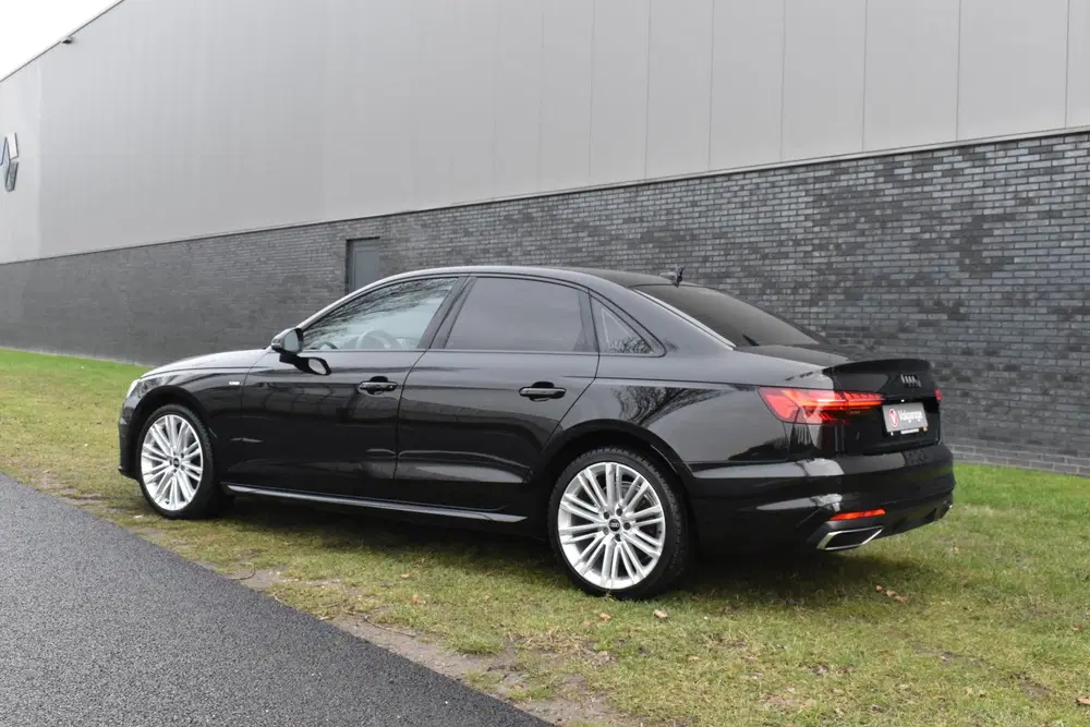 Audi A4 35 TFSI S-line 2.0 Mild Hybrid S-line blac uit 2023, foto 4