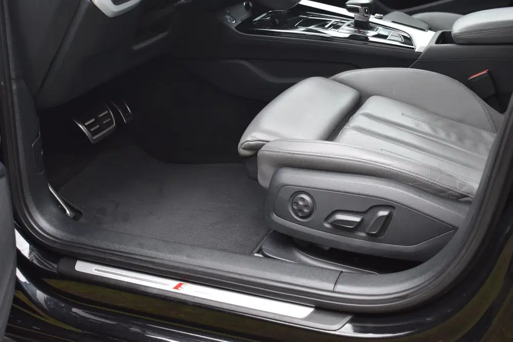 Audi A4 35 TFSI S-line 2.0 Mild Hybrid S-line blac uit 2023, foto 9