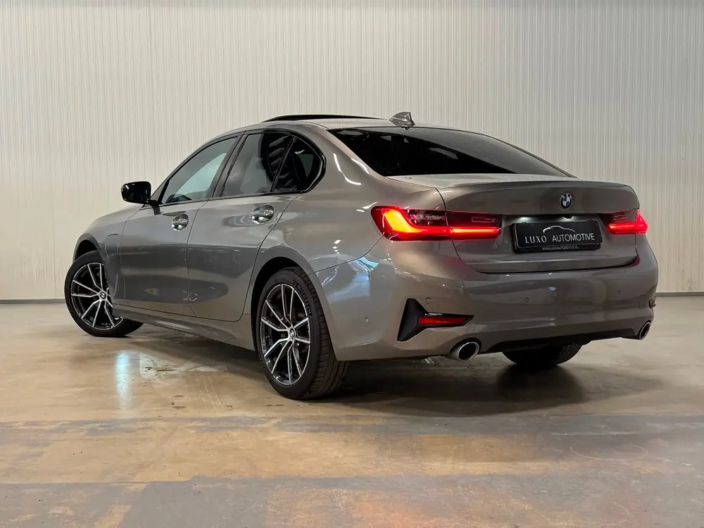 BMW 3-Serie 330e High Executive | M-SPORT | SCHUIF/KANTEL | uit 2019, foto 2