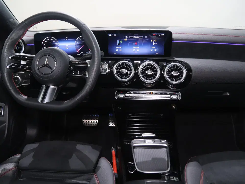 Mercedes-Benz CLA 180 AMG Line uit 2025, foto 10