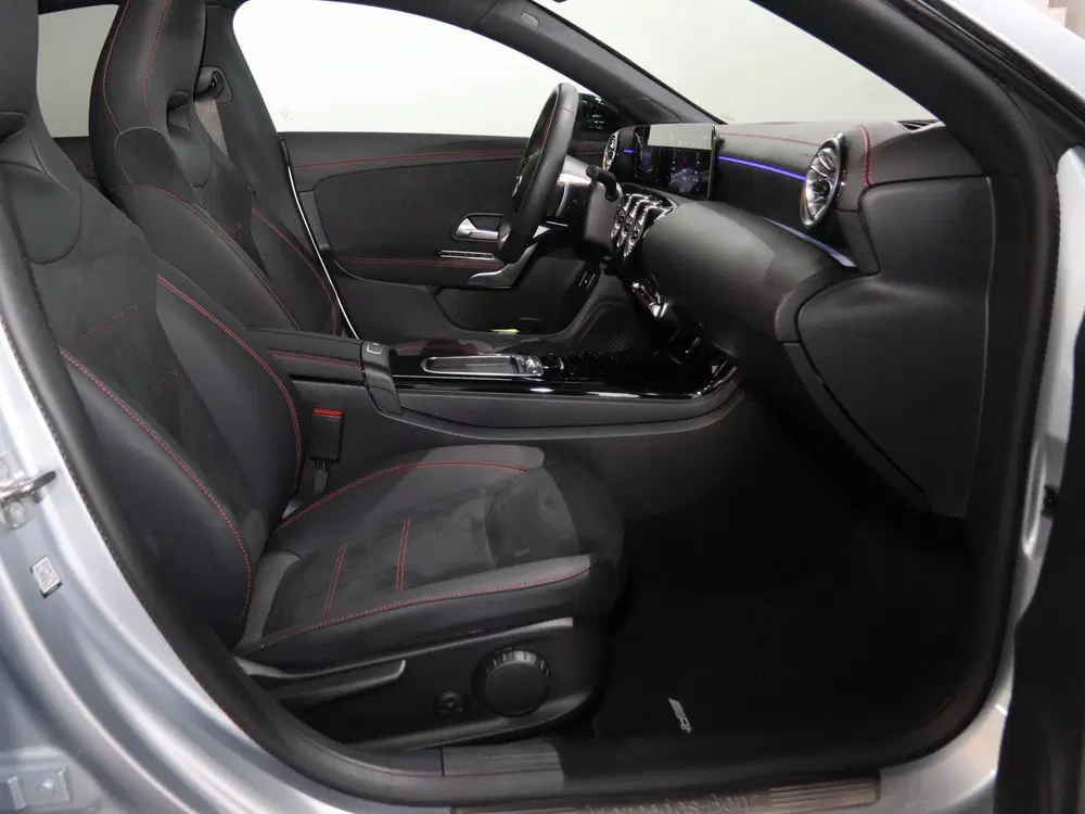 Mercedes-Benz CLA 180 AMG Line uit 2025, foto 8