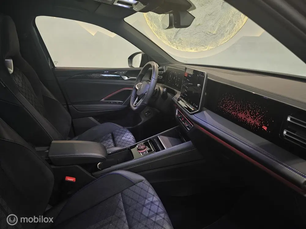 Volkswagen Tiguan 1.5 eHybrid 3x R-Line Panorama/Black Style uit 2024, foto 19