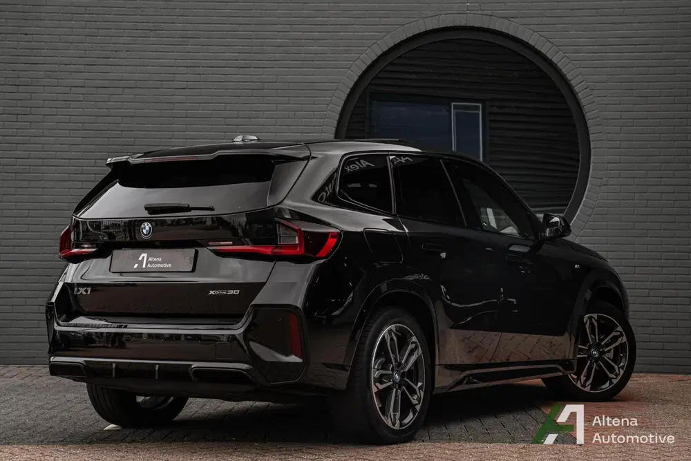 BMW iX1 xDrive30 64 uit 2023, foto 2