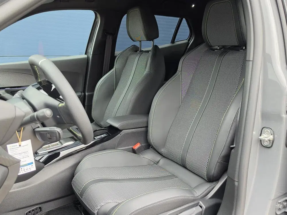 Peugeot 2008 1.2 Hybrid 145 GT uit 2026, foto 10
