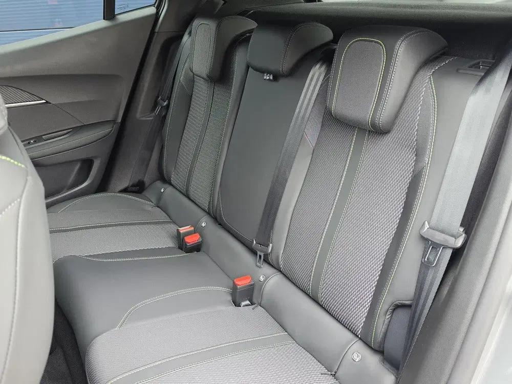 Peugeot 2008 1.2 Hybrid 145 GT uit 2026, foto 11
