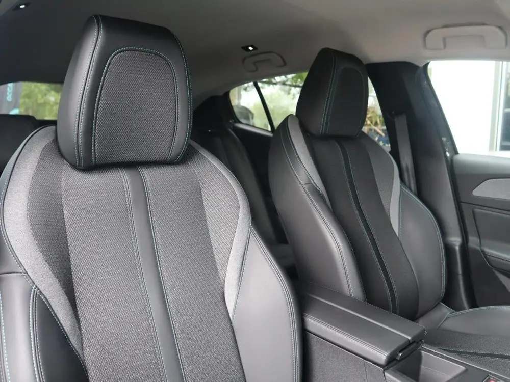 Peugeot 408 Allure Hybrid 145PK e-DCS6 Automaat uit 2025, foto 9