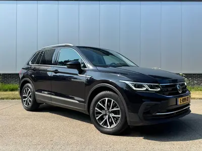 Volkswagen Tiguan 1.5 TSI 130pk 2021 Zwart Trekhaak IQ Light uit 2021