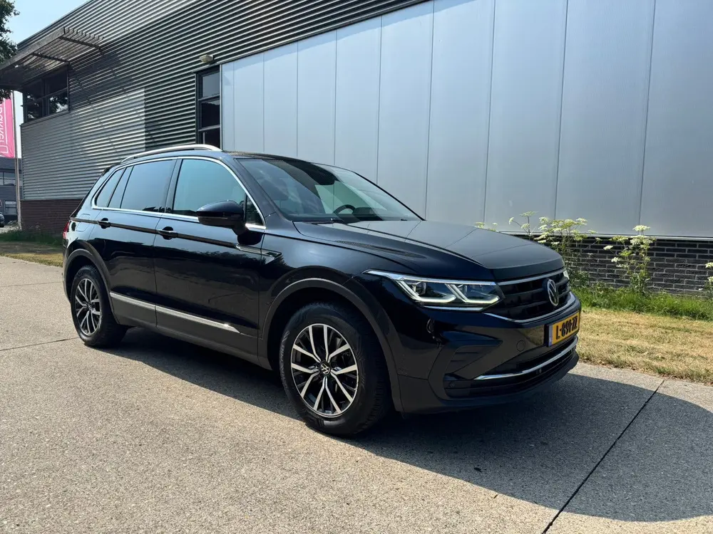 Volkswagen Tiguan 1.5 TSI 130pk 2021 Zwart Trekhaak IQ Light uit 2021, foto 2