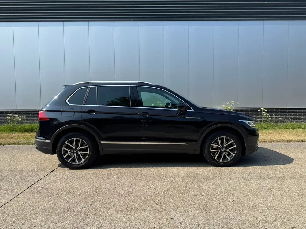 Volkswagen Tiguan 1.5 TSI 130pk 2021 Zwart Trekhaak IQ Light uit 2021, foto 3