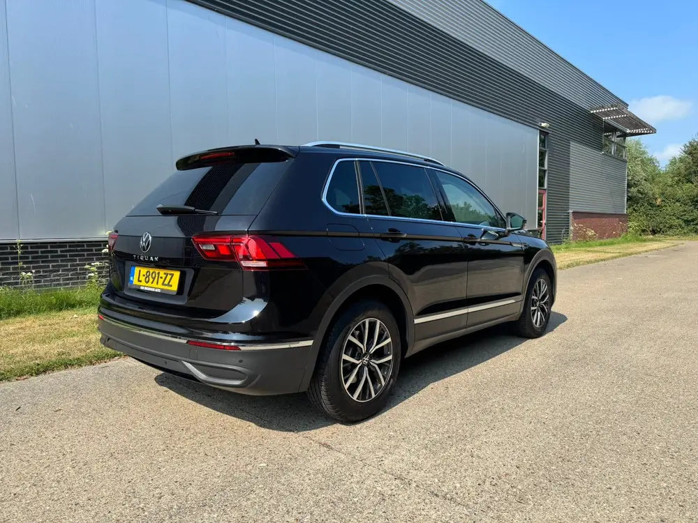 Volkswagen Tiguan 1.5 TSI 130pk 2021 Zwart Trekhaak IQ Light uit 2021, foto 4