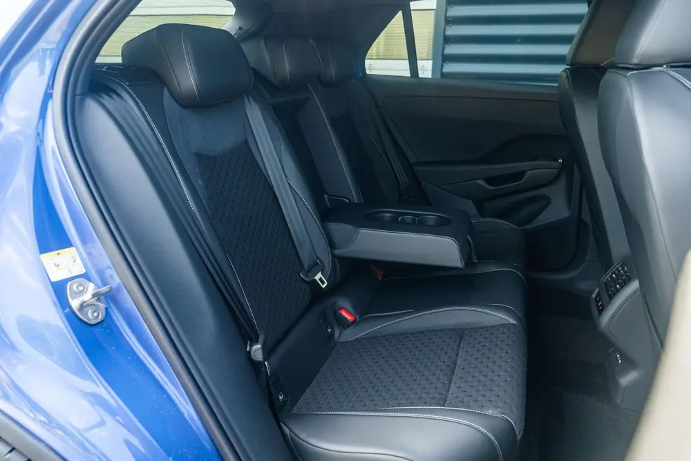 Volkswagen T-Roc 1.5 eTSI 150pk DSG R-Line First Edition | T uit 2026, foto 18