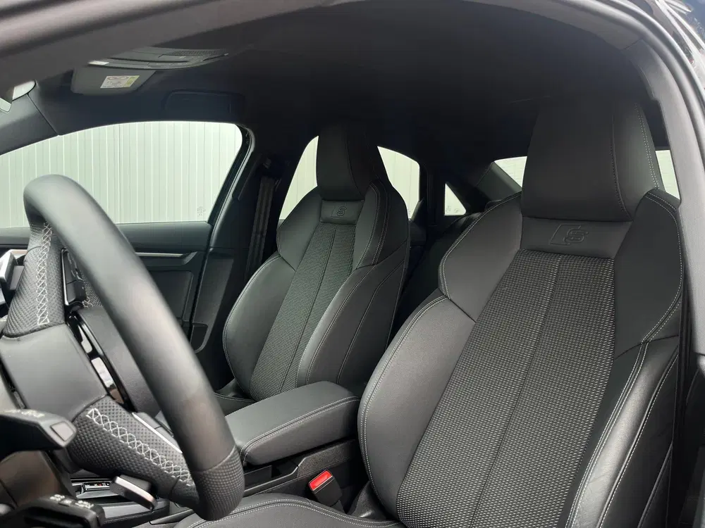 Audi A3 30 TFSI S edition uit 2024, foto 3