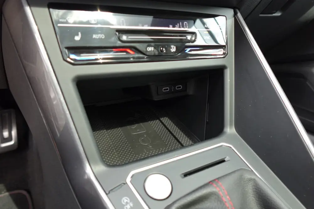 Volkswagen Polo 2.0 TSI GTI PANO KEYLESS BEATS uit 2022, foto 7