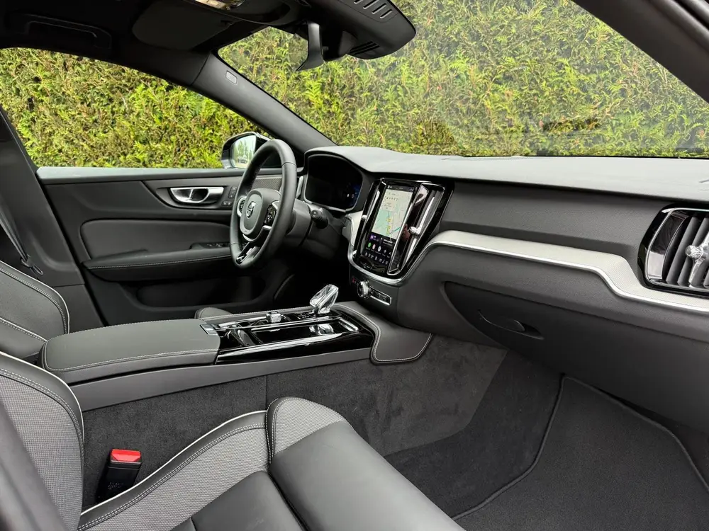 Volvo V60 2.0 T8 Plug-in hybrid AWD Plus Dark uit 2026, foto 3