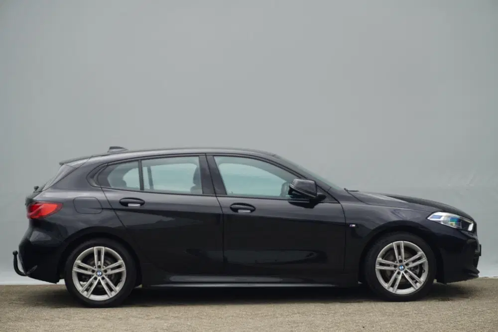 BMW 1-serie 5-deurs 118i uit 2022, foto 4