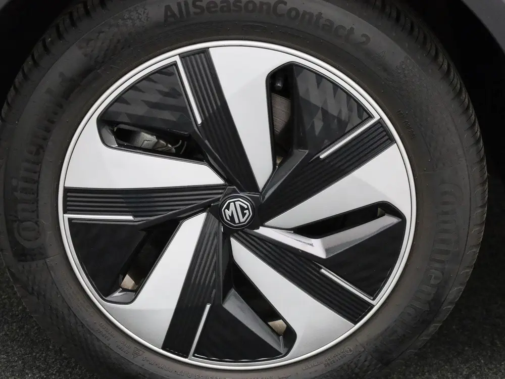 MG ZS Long Range Luxury 70 kWh All-Season banden uit 2023, foto 13