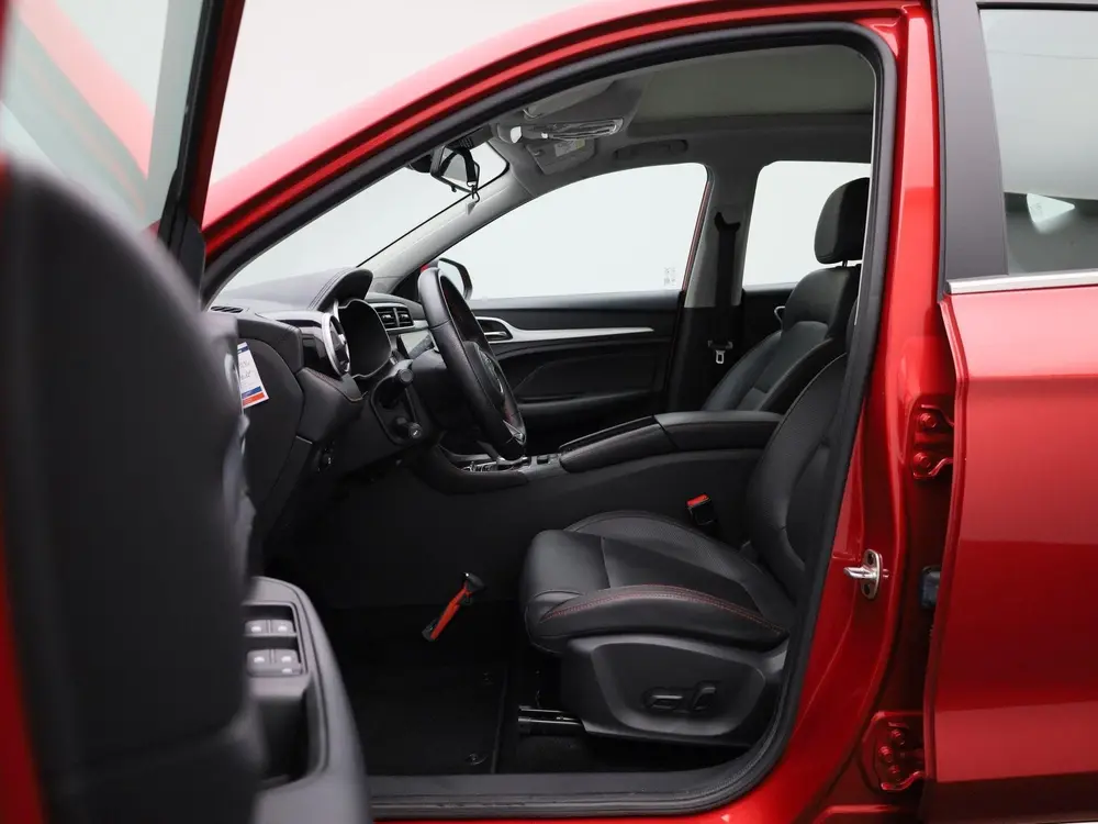 MG ZS Long Range Luxury 70 kWh All-Season banden uit 2023, foto 9