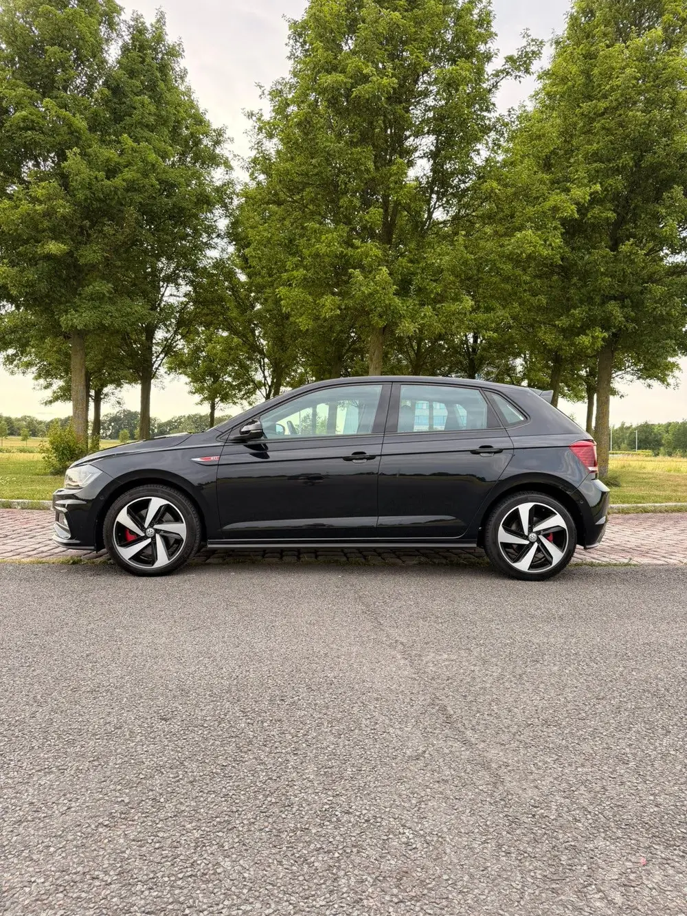Volkswagen Polo 2.0 TSI 200pk 6-DSG 2020 Zwart uit 2020, foto 2