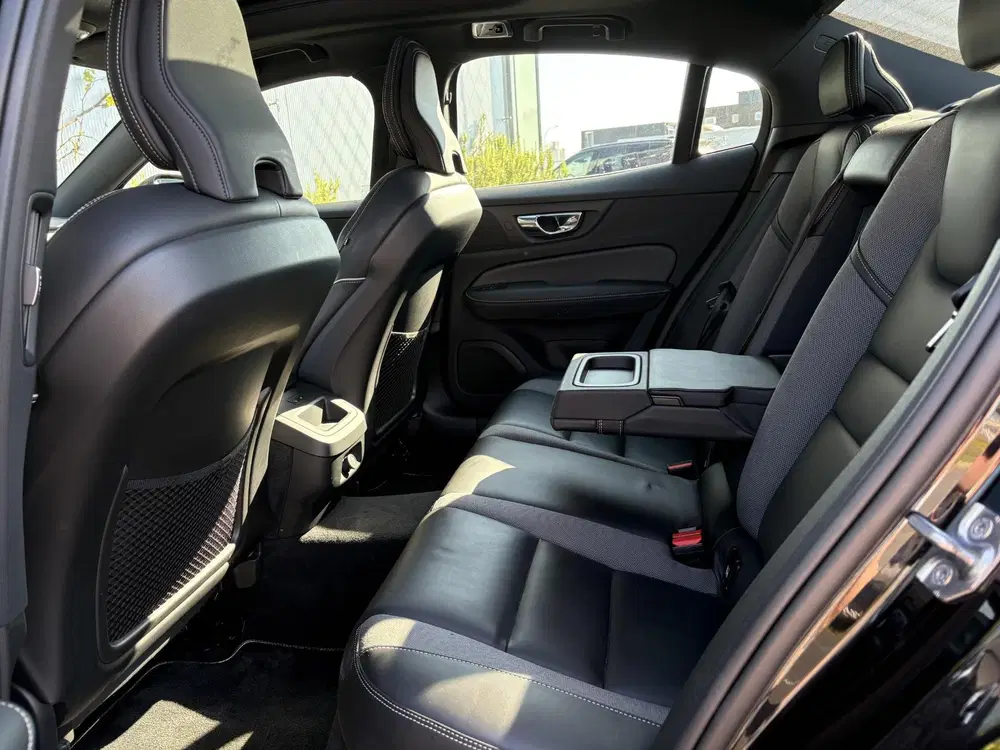 Volvo S60 2.0 T4 R-Design uit 2020, foto 19