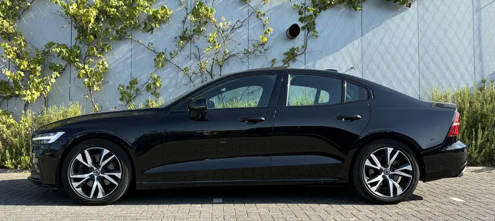 Volvo S60 2.0 T4 R-Design uit 2020, foto 2