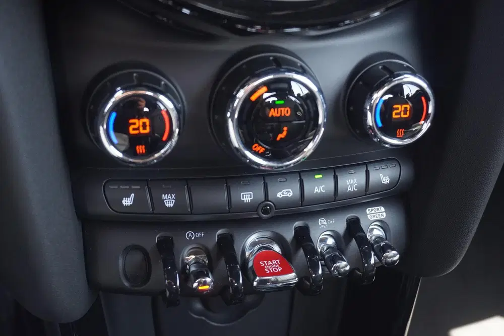 Mini Cabrio Cooper C uit 2023, foto 16