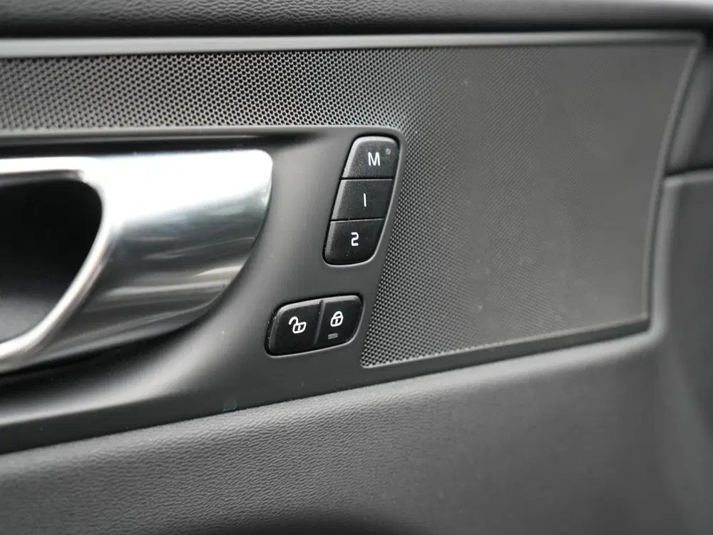 Volvo XC60 T8 AWD Plus Dark LONG RANGE PHEV 456pk Dea uit 2022, foto 12
