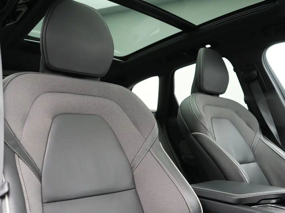 Volvo XC60 T8 AWD Plus Dark LONG RANGE PHEV 456pk Dea uit 2022, foto 5