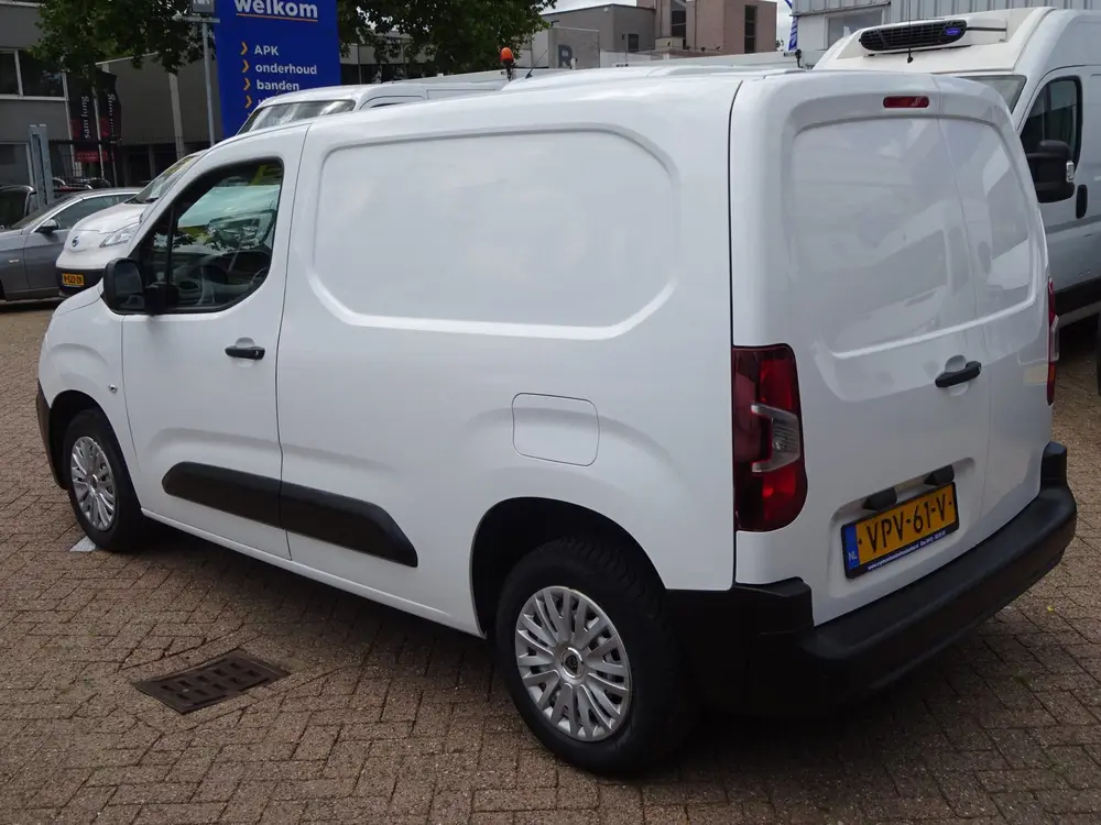 Peugeot Partner 1.2 PureTech Pro BENZINE AIRCO NAVI CRUISE uit 2022, foto 3