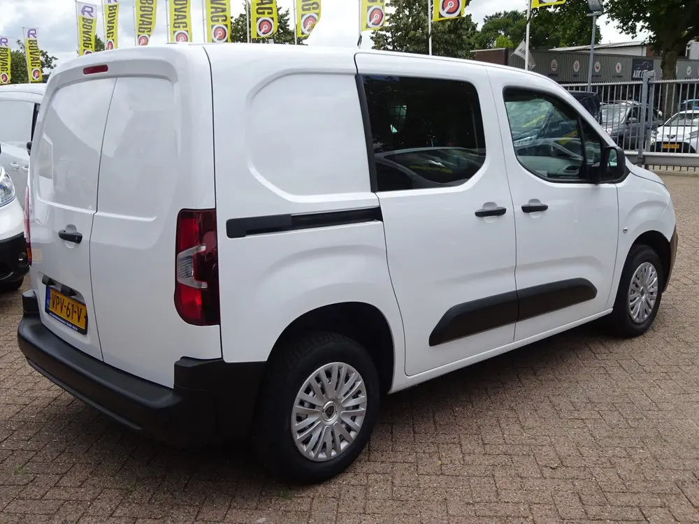 Peugeot Partner 1.2 PureTech Pro BENZINE AIRCO NAVI CRUISE uit 2022, foto 4