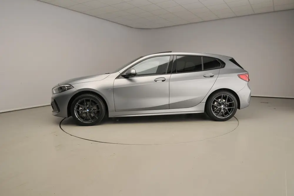 BMW 1-serie 5-deurs 118i uit 2024, foto 2