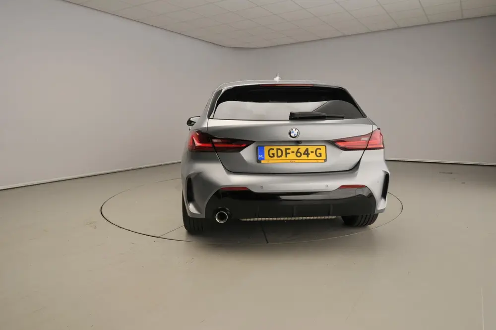 BMW 1-serie 5-deurs 118i uit 2024, foto 3