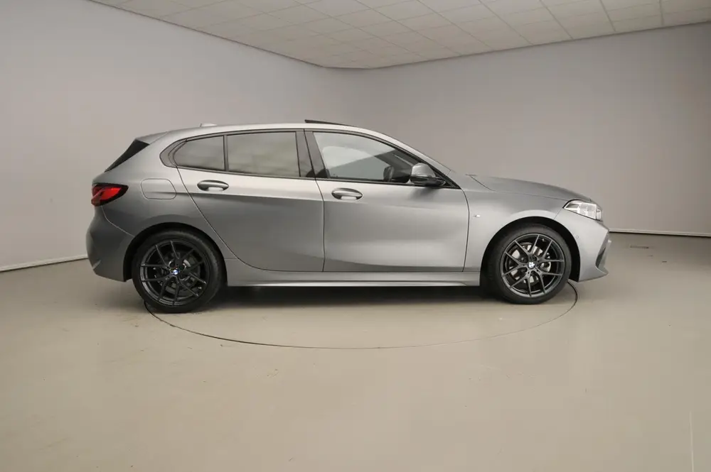 BMW 1-serie 5-deurs 118i uit 2024, foto 4