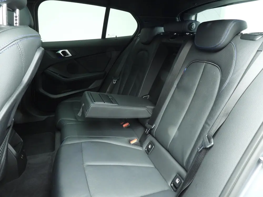 BMW 1-serie 5-deurs 118i uit 2024, foto 8