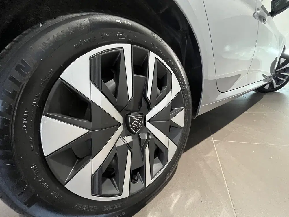 Peugeot 208 1.2 PureTech 100 Style uit 2025, foto 17