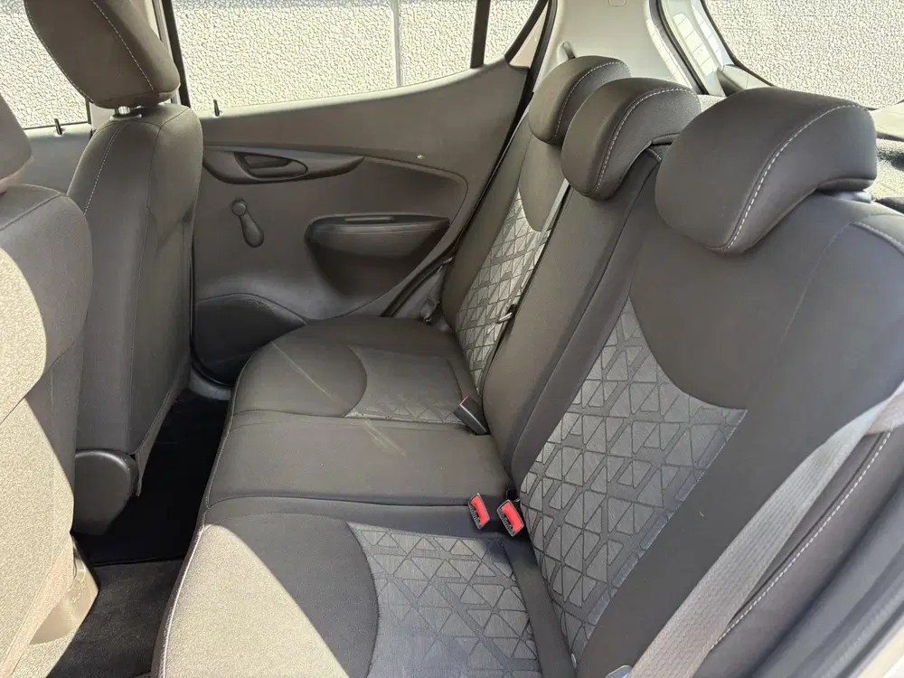Opel Karl 1.0 ecoFLEX 120 Jaar Edition uit 2019, foto 11