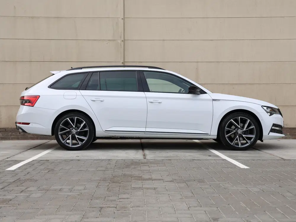 Skoda Superb 1.4 TSI iV Sportline Business 218 pk DSG uit 2023, foto 2