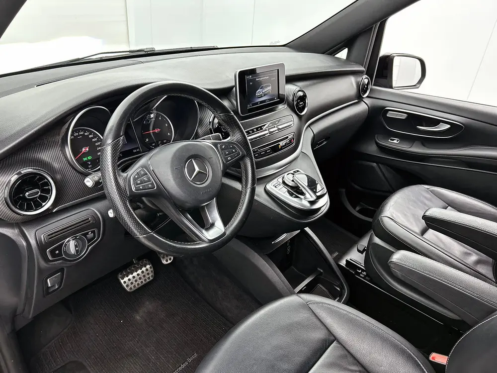 Mercedes-Benz V-Klasse 300d Lang DC Avantgarde AMG DAB uit 2020, foto 2