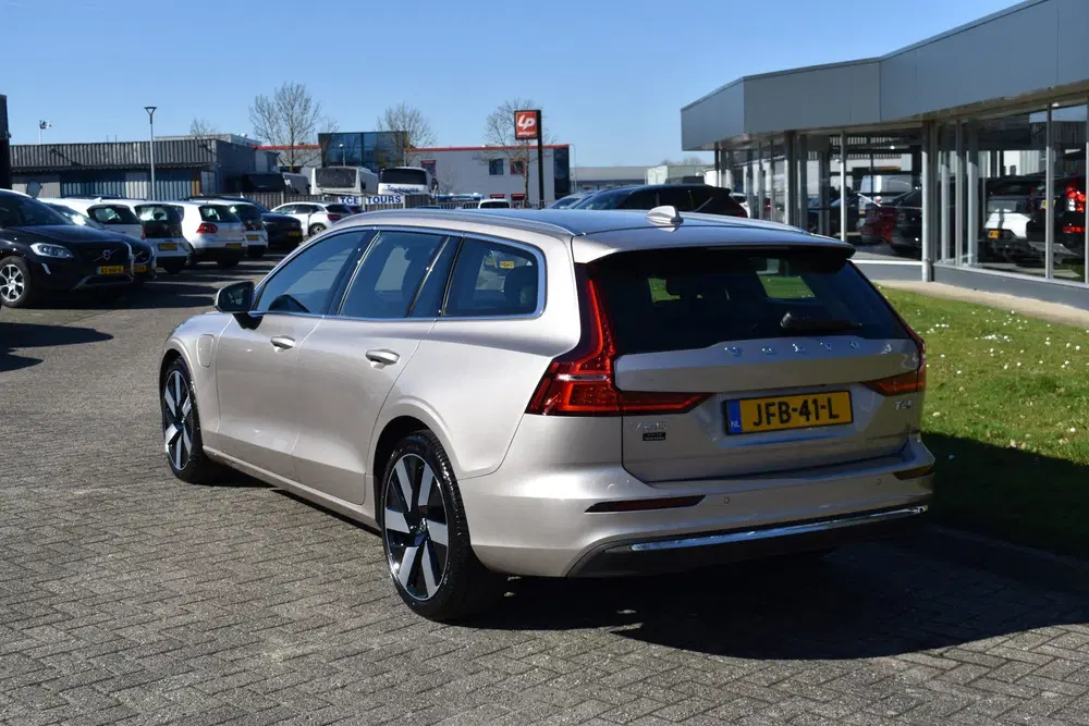Volvo V60 T6 AWD 350PK Plug-in Hybrid Essential Brig uit 2025, foto 9